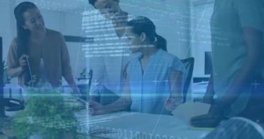 Dört kadından oluşan bir ekip tasarım planlarını tartışıyor, analitik grafiklere evrimleşen kodlar oluşturuyorlar. İşbirliği, takım çalışması, yenilik, dijital, modern, teknoloji, iş