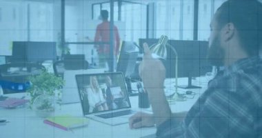 Yetişkin bir adam çağrı çağrısına tıklayarak bilgisayar üzerinden teknik grafikleri aktive eden bir meslektaşı olarak başını sallıyor. İşbirliği, teknoloji, analitik, profesyonellik, üretkenlik, modern, iletişim