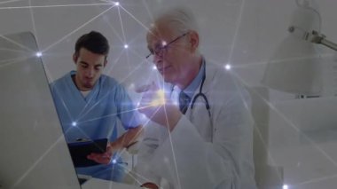 Doktor işaret ekranı, asistan kaydırma tableti tıbbi analiz için ağı etkinleştiriyor. Tıbbi, dijital, işbirliği, yenilik, sağlık, teknoloji, profesyonellik