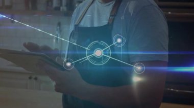 Adam tableti tıklatıyor gövde boyunca ağ oluşturan düğümleri izliyor ve akıllı mutfağı kontrol ediyor. Teknoloji, bağlantı, dijital, yenilik, modern, kullanıcı arayüzü, akıllı