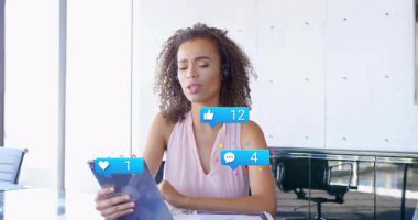 Sosyal medya yöneticisi, yüzen nişan simgelerini izlemek için mavi kartı tablete koyuyor ve tıklıyor. Teknoloji, dijital, iletişim, işbirliği, modern, profesyonel, etkileşimli