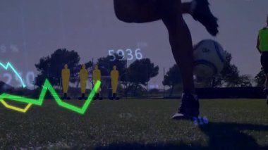 Futbolcu topa vurup hokkabazlık yaparken spor eğitiminde veri grafikleri yükseliyor. Atletik, hareket, teknoloji, performans, kardiyo, fitness, çeviklik