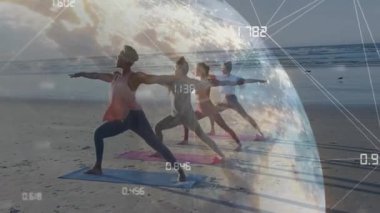 Kumlu kumsalda yoga minderlerine basan dört kadın spor salonunu etkinleştirip veri haritası çıkarıyor. Zindelik, sağlık, farkındalık, okyanus, uyum, dijital, bağlantı