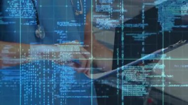 Steteskop takan bir doktor hasta verilerini incelerken şifreyi etkinleştiriyor. Tıbbi, teknoloji, dijital, sağlık, yenilik, fütüristik, profesyonel