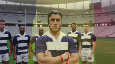 Renk filtreleri sürüklenen rugby oyuncusu, takım arkadaşlarıyla birlikte ayakta duruyor. Sporcular, takım, rekabet, spor, kararlılık, esneklik, birlik