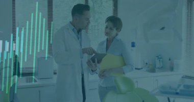 Tıbbi ekip diş kliniğindeki tableti tıkırdatıyor. Hasta verilerini gösteriyor. Animasyon çizelgeleri yükseliyor. Sağlık, işbirliği, dijital, teknoloji, profesyonellik, analiz, analitik