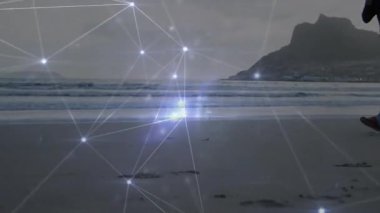 Koşucu kıyı şeridine giriyor. Islak kumda koşuyor. Ağın üstünde titreşimli sağlık ölçümleri var. Sahil, spor, teknoloji, sağlık, hareket, açık hava, dijital