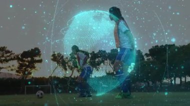 Matkap ışığı altında top süren bayan oyuncular solgun nabız küresi oyuncu düştükten sonra çözülüyor. Atletik, takım çalışması, antrenman, spor, enerji, rekabet, açık hava