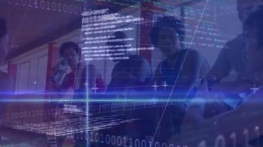 Spor takımı yedek kulübesinde oturuyor, ikili kod kaydırması üzerine, spor analitiği örtülerini analiz ediyor. Sporcular, takım çalışması, veri görselleştirme, dijital arayüz, performans analizi, fitness, modern tasarım