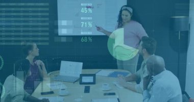 Sunucu finansal brifingi işaret ediyor ve başlatıyor, dünya haritasında yükselen değer güncelleme tablosu. İş, veri, analitik, modern, kurumsal, işbirliği, tahmin