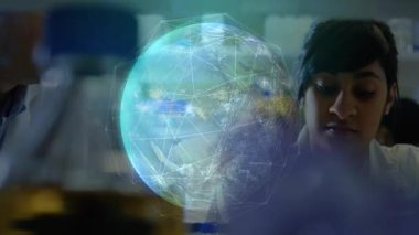 Kadın bilim adamı laboratuvarda holograma başlıyor, analiz için kod şelalesi eşliğinde dünyayı inceliyor. Teknoloji, yenilik, araştırma, fütüristik, işbirliği, görselleştirme, veri