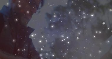 Yıldız şeklinde, gözlüklü, ceketli, ağaçların başını tarayan teknolojiyi keşfeden rehber adam. Nightscape, exploration, adventure, outdoor, thinking, sükunet, siluet