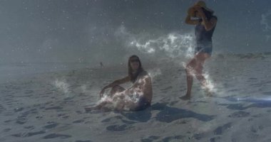 Sahil yolculuğu, Starfield kıvrılırken bir kadının bir erkeğin üzerine şakacı bir şekilde basıp hasır şapkayı dengelediğini gösteriyor. Kıyı, eğlence, coşku, arkadaşlık, açık hava, dinamik, tasasız