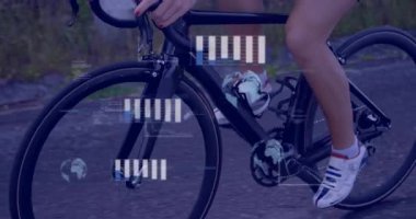 Kırsal yolda yörüngesinde spor çizelgeleriyle bisiklet pedalına basan ayakkabıcı. Bisiklet, performans, spor, teknoloji, fitness, açık hava, macera