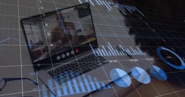 Bilgisayarda iş ölçülerini tartışan bir kadın bar çizgisi çizelgelerini canlandırıyor. Teknoloji, analitik, takım çalışması, profesyonel, modern, dijital, yenilik