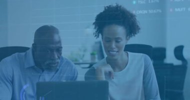 Dizüstü bilgisayardaki iş eğilimlerini analiz eden iş arkadaşları yüzen veri örtülerini başlatıyorlar. Analizler, işbirliği, modern ofis, profesyonel, gösterge paneli, çalışma alanı, yenilik