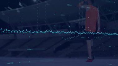 Erkek sporcu, yüzen spor veri şebekesiyle pist boyunca yürüyor. Duraklıyor ve su kaybediyor. Dinamik, kararlılık, esneklik, fütüristik, performans, dayanıklılık, yenilik