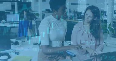 Meslektaşlar akıllı telefonları dinliyorlar ve verileri finansal örtüşmelerle karşılaştırıyorlar. İşbirliği, takım çalışması, mali analiz, iş kadınları, modernite, dijital teknoloji, veri bankası