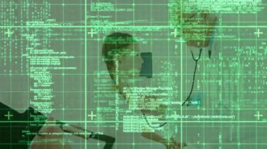 Göğüs kafesine steteskop bastıran bir doktor olarak nabız ölçümü yapan bir kız var. Teşhis, sağlık, teletıp, dijital arayüz, tıbbi teknoloji, profesyonel muayene