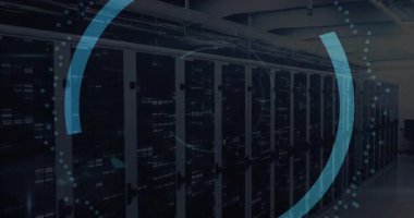 Veri parçacıkları HUD etkinleştirmesini başlatıyor, kalkan simgesi beliriyor, yay dönüyor, sunucuları koruyor. Teknoloji, siber güvenlik, dijital, yenilik, fütürizm, güvenlik, ağ