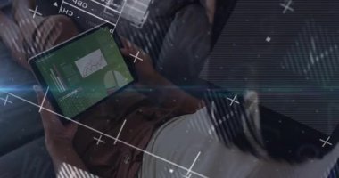 Torpido gözünde tablet taşıyan kadın kanepede yüzen analitik animasyon çizelgesini canlandırıyor. Veri, teknoloji, modern, dijital, iş, analiz, yenilik