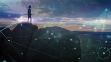 Kıyı şeridinde duran bir kadın akıllı telefonu alıyor ve dinliyor. Teknoloji kaplamasını etkinleştiriyor. Siluet, sahil, alacakaranlık, bağlantı, teknoloji, doğa, sükunet