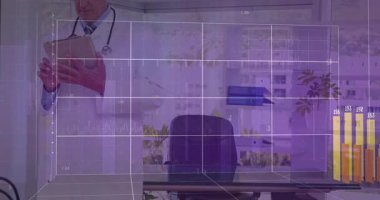 Doktor pano okuyor, şebeke örtüsü görünüyor, bar çizelgeleri yükseliyor ve tıbbi veriler için geri çekiliyor. Tıbbi, analiz, dijital, sağlık, teknoloji, profesyonel, veri