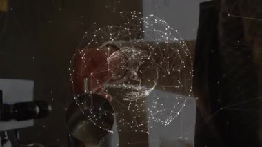 Barista, kahve içmeden ve içmeden önce ortaya çıkan ağ örtüsüyle espresso demlemeye başlar. Sanatsal, teknolojik, işçilik, modern, zen, yenilik, kafeinli