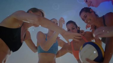 Kadın sporcular voleybol oynamaya başlarken içe doğru eğiliyor ve dijital düğümlerle takım birliği için el ele tutuşuyorlar. Sporcular, takım çalışması, yoldaşlık, sportmenlik, spor, spor, açık hava, canlı