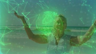 Sahilde kollarını kaldıran, son sınıf öğrencisi bir kadın teknolojik demo için dönüşümlü dünyayı oluşturan yeşil ağı etkinleştiriyor. Gelecek, teknoloji, yenilik, bağlantı, dijital, deniz, dinginlik