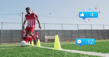 Futbolcu slalom dribbling talimine adım atarak antrenmanlarda yükselen nişan ikonları oluşturuyor. Atletik, takım çalışması, hareket, uygulama, dijital, canlı, spor
