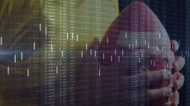 Futbolcu topu kask olarak kavrıyor, kask takarak teknik olarak yükseliyor. Sporcu, sporcu, atletizm, dijital, fütüristik, hareket, dinamik