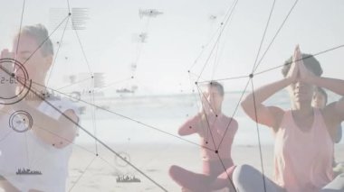 Dört kadın plaj minderlerinde yoga yapıyor nefes alıp verme ve dua etme egzersizleri yapıyor. Sağlık, farkındalık, dinginlik, dijital arayüz, grup egzersizi, sükunet, doğa