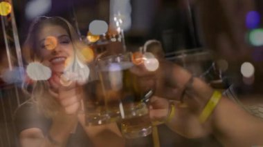 Barda, bir kadın bira bardağını kaldırırken, kadeh kaldırırken canlandırılmış kabarcıklar tezahürat yapıyor. Kutlama, dostluk, neşe, akşam, rahatlama, sosyalleşme, kırsallaşma.