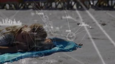 Çocuk, teknoloji gösterisi için iskele altındaki plaj havlusunda kafa üstü kaldırıyor. Gelecekçi, yenilikçi, oyuncu, çağdaş, rahat, manzaralı, teknolojiden esinlenilmiş