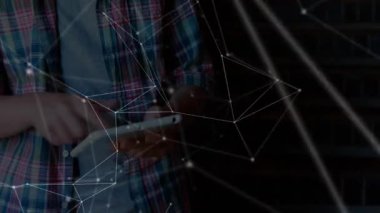 Çocuk tıklıyor ve tablet ekranı sürüklüyor teknolojik içeriği keşfediyor, dijital ağ örtüsünü ortaya çıkarıyor. Çocuk, teknoloji, dijital, yenilik, eğitim, eğlence, modern