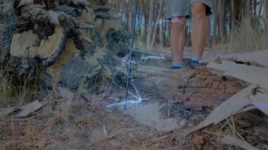 Yürüyüş direkleri dikmek, kütüklerin üzerinden geçmek, sağlık için parlak mavi çizgilerle hastalıkların yolunu haritalamak. Macera, keşif, doğa, açık hava, sağlık, dayanıklılık, teknoloji.