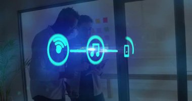 Meslektaşlar akıllı telefon ve tablet dinleyerek hologramların kablosuz yayın demosuna evrimleştiğini gösteriyor. İşbirliği, teknoloji, yenilik, modern, iletişim, bağlantı, dijital