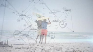 Kadın ve erkek sarı sörf tahtasını kaldırıyor, dalgalara doğru yürüyor titreşim teknolojisiyle sörf yapmak için. Sahil, eğlence, minimalist, bağlantı, açık hava, dinamik, modern