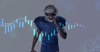 Kameraya doğru koşan erkek sporcu, elinde şamdan ya da çizgi kaplamalı spor verileri için geçiyor. Sporcu, spor, hareket, eylem, kararlı, kaslı, kentsel