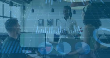 Sunucu, iş verilerini inceleyen oturduğu yere elinde tablet olan bir kadın olarak giriyor. İşbirliği, takım çalışması, tartışma, iletişim, ofis, dijital, teknoloji