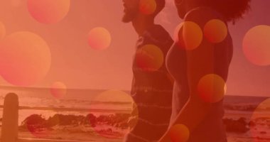 Sahil şeridinde yürüyen bir çift Bokeh 'e ve noktalı gölgelere sebep oluyor. Gün batımını güçlendiriyor. Romantik, dinginlik, macera, manzara, ahenk, eğlence, seyahat tutkusu.