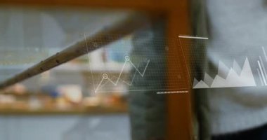 Laboratuvarda çalışan bir araştırmacı parmaklıklar üzerinde çalışıyor çizelgeleri analiz ediyor bar grafikleri ve dünya haritasına dönüşüyor. Gelecekçi, yenilikçi, analitik, teknoloji, dijital, profesyonel, çalışma alanı