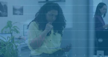 Analiz için titreşen hat çizelgeleriyle dizüstü bilgisayara bir göz atarak iş analisti. Teknoloji, veri, analitik, profesyonel, dijital, çalışma alanı, yenilik