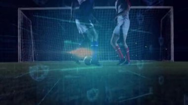 Futbolcular top sürüyor ve numara yapıyor, ışıkların altında gol etrafında spor teknolojisi kalkanını çalıştırıyor. Stadyum, spor, teknoloji, koruma, rekabet, dijital, atletizm