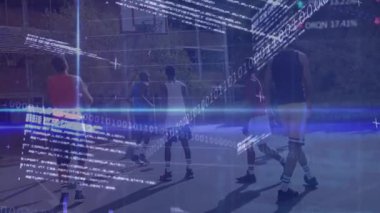 Beş basketbolcuyu duraklattıktan sonra verileri üst üste yerleştirirken basket atmak için basket atıyorlar. Spor, takım çalışması, açık hava, rekabetçi, atletik, kentsel, dinamik