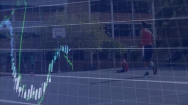 Haritanın zayıflaması, kırmızı kolsuz oyuncunun top sürmesini ve finans rallisini vurgulamasını tetikliyor. Atletik, rekabet, takım çalışması, açık hava, spor, dinamik, enerjik