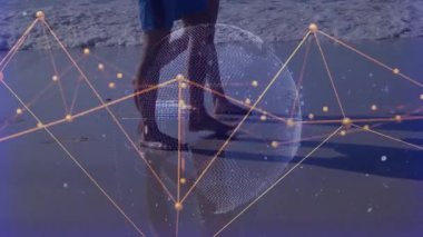 Kuma basan bir çift teknoloji küre ağını başlatıyor bacakları kaydırma koduyla sarıyor. Dijital, bağlantı, geleceksel, yansıma, sanal, yenilik, sinerji