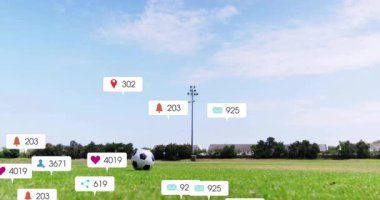 Futbol topunun etrafında ortaya çıkan pazarlama metrik simgeleri, nişanı gösteriyor, erkek koşuyor ve tekmeliyor. Spor, analitik, dijital, açık hava, rekabetçi, dinamik, teknoloji