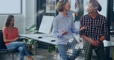 Kadın elini kaldırıyor ve beyin fırtınasına başlarken ikili kod ofis toplantısını süpürüyor. İşbirliği, takım çalışması, beyin fırtınası, yenilik, dijital, modern, ofis